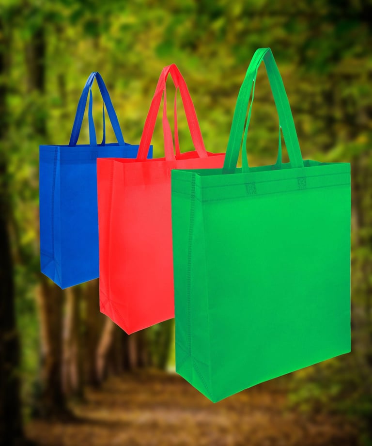 Bolsas ecológicas sobre un fondo ed arboles