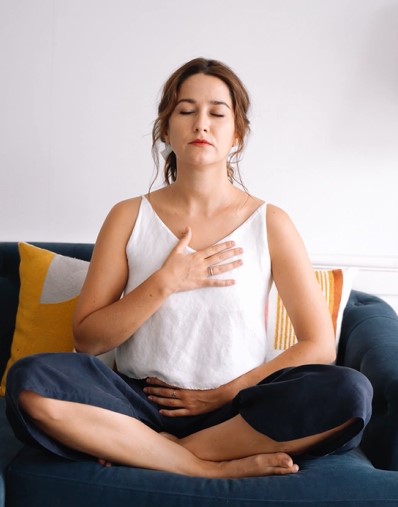 Mujer practicando respiración diafragmática