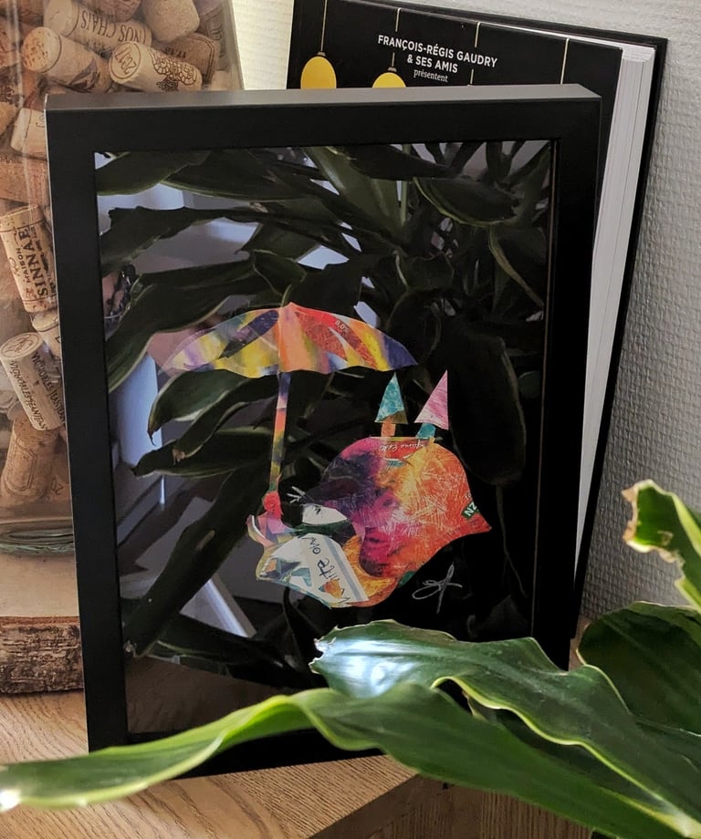 Collage du Gardien des Rêves en étiquettes de biêre sur papier noir, par Marion Guizzardi, artiste et créatrice, Montpellier
