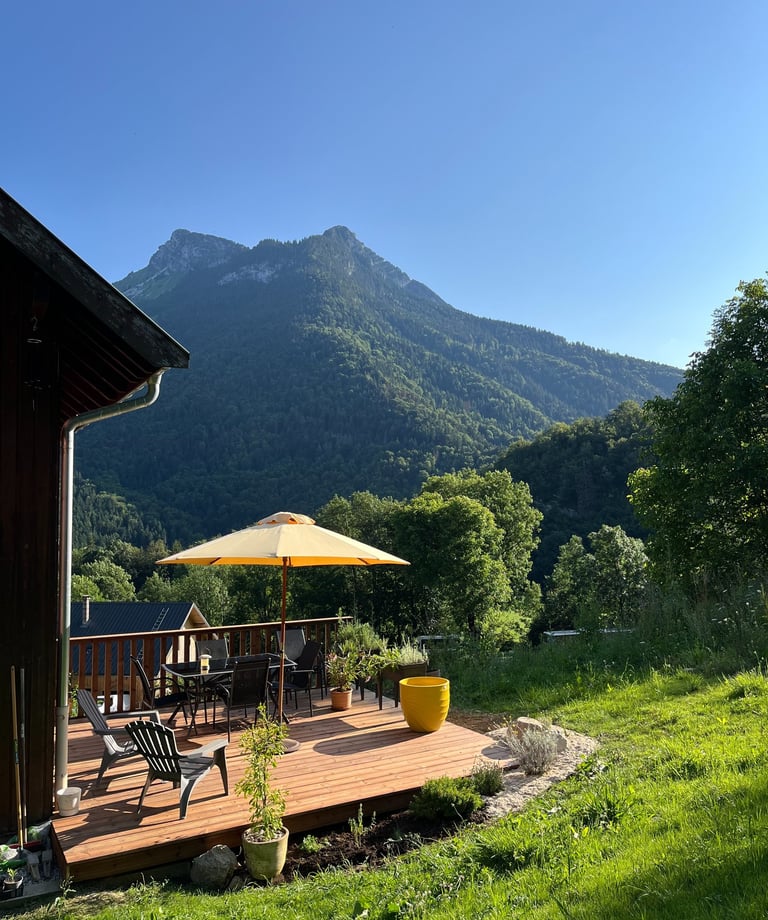 réalisation d'une terrasse bois dans le Massif des Bauges