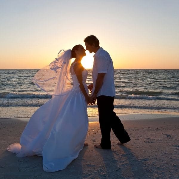 pareja casandose en la playa