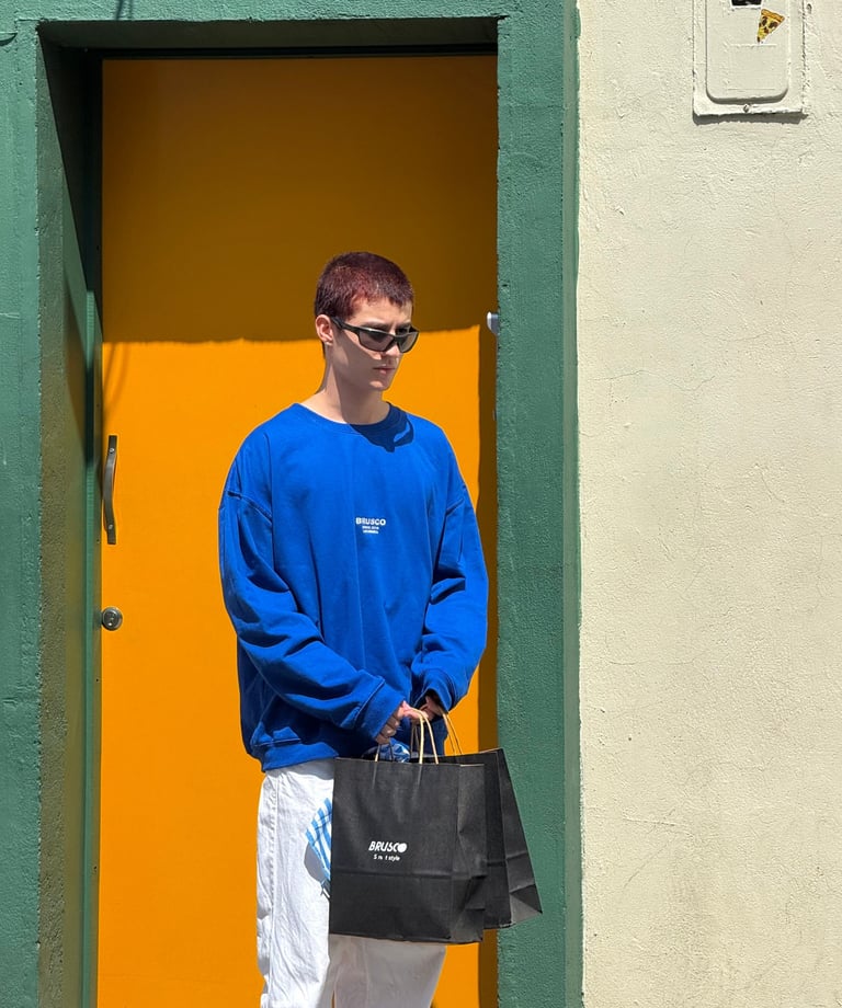 a man in a blue sweatshirt and white pants. un hombre con una sudadera azul y pantalones blancos
