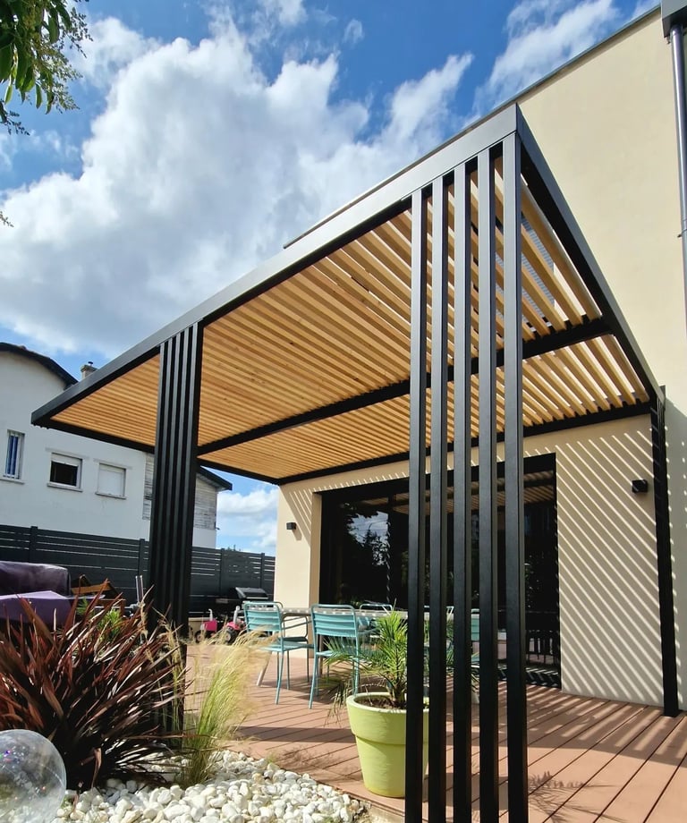pergola en acier et claustra mélèze à lyon 69003