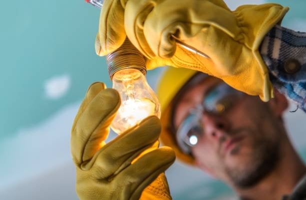 Changement d'une ampoule par un électricien pour imager un dépannage sur un défaut de lumière