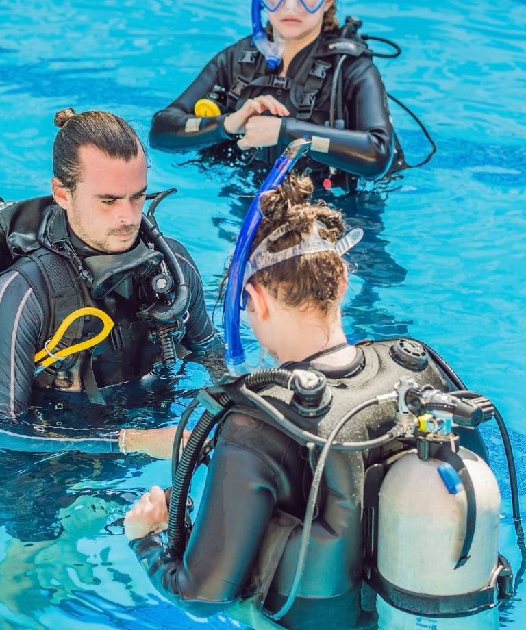 Instruktor mit Schülern im Wasser mit Specialdive