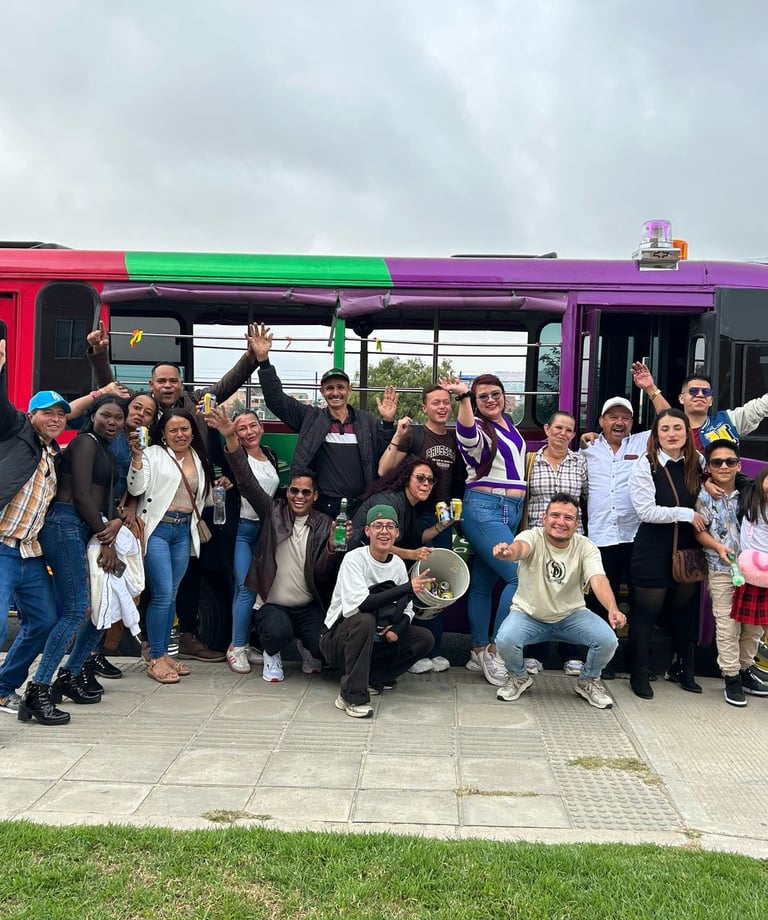 Megachivas Bogotá lista para la rumba y recorridos nocturnos.