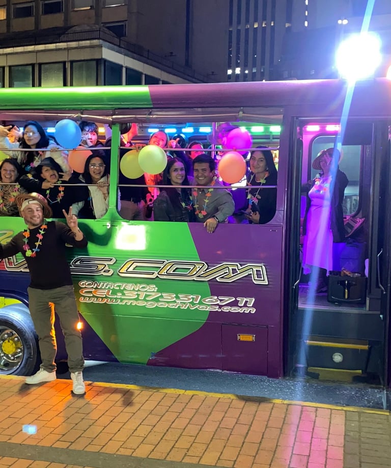 Chiva rumbera en Bogotá con luces LED y decoración festiva