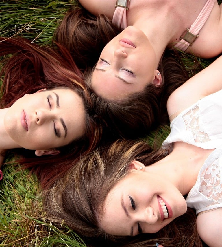 mujeres tranquilas en calma sin depresión