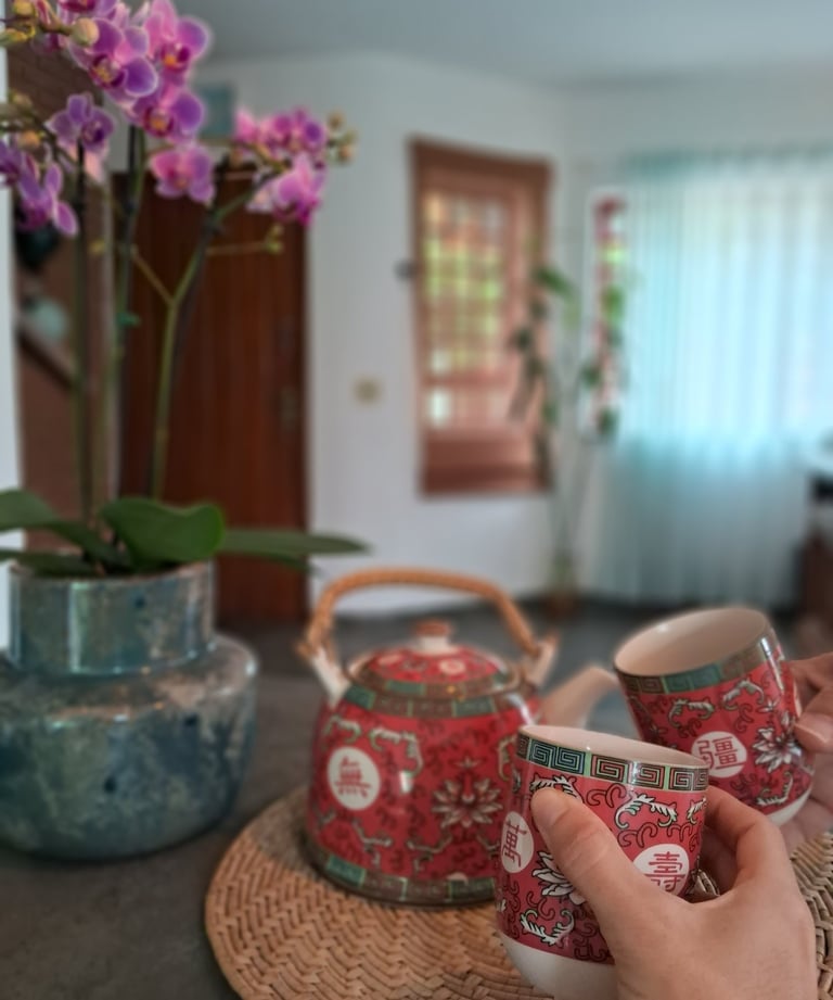 Ritual de acolhimento no Recanto Clara com jogo de chá oriental e arranjo floral japonês. Cuidado e