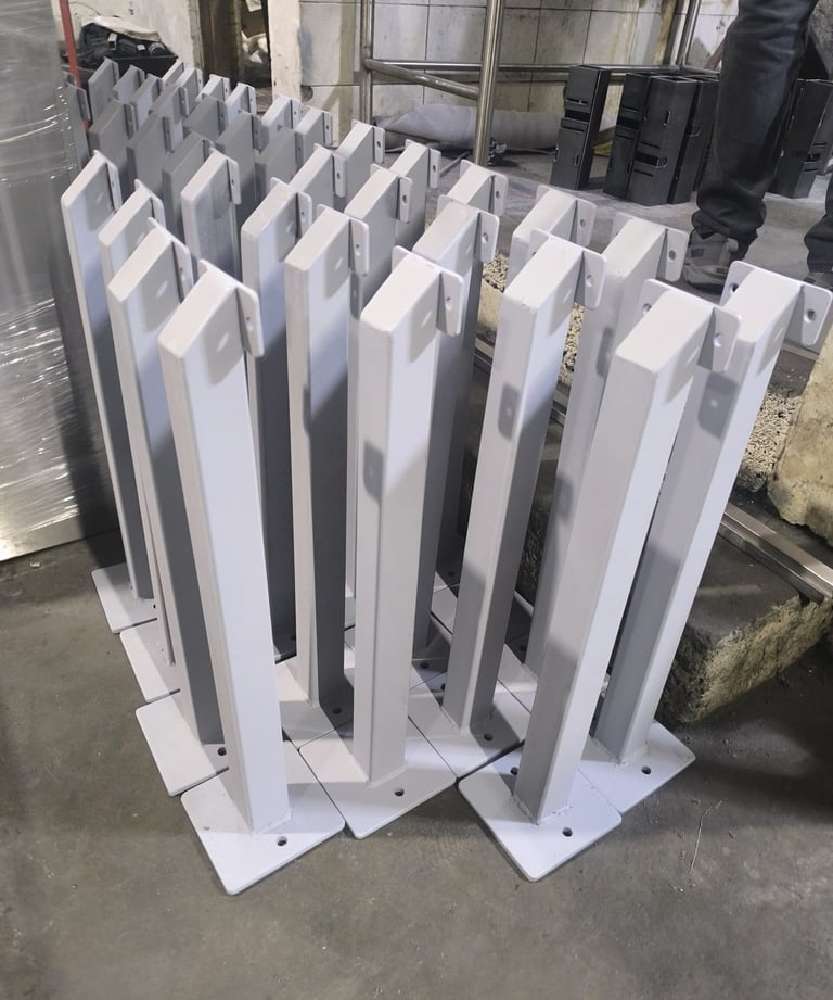 Son unas estructuras de metal para soporte de rack y estructuras de metal