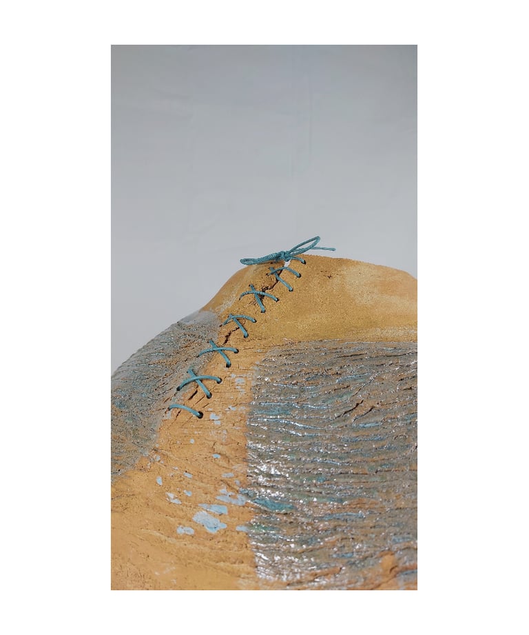 Détail de la sculpture amphore en grès roux: partie reprisée