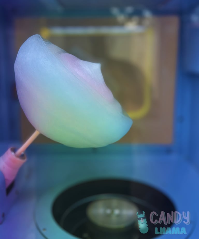 algodão doce sendo produzido na máquina automática