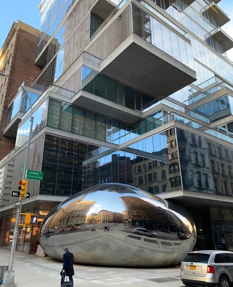 Obra ainda sem título de Anish Kapoor na esquina das ruas Leonard e Church na cidade de Nova York