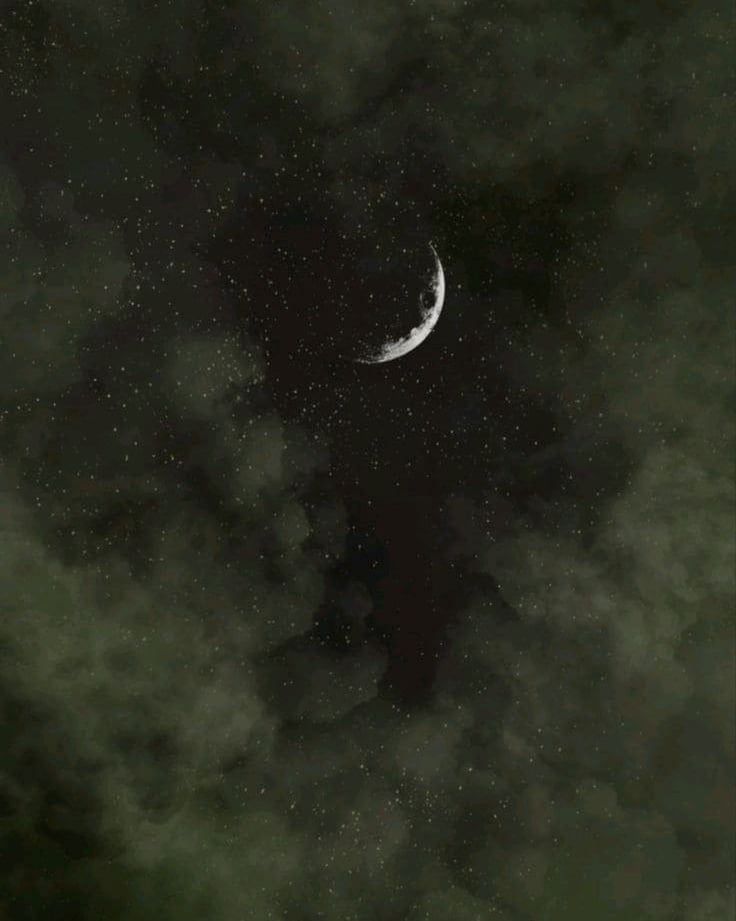 cuarto menguante en un cielo estrellado con nubes difusas, simulando una neblina etérea