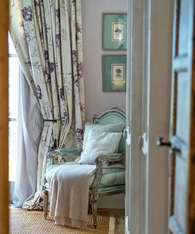 Armchair with blanket in a cozy corner at Finca Santa Katerina