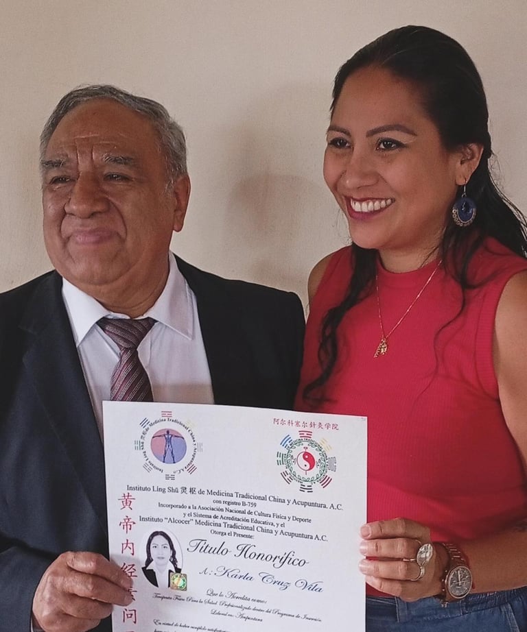 Recibiendo diploma honorífico del Doctor Alcocer Acupuntura 