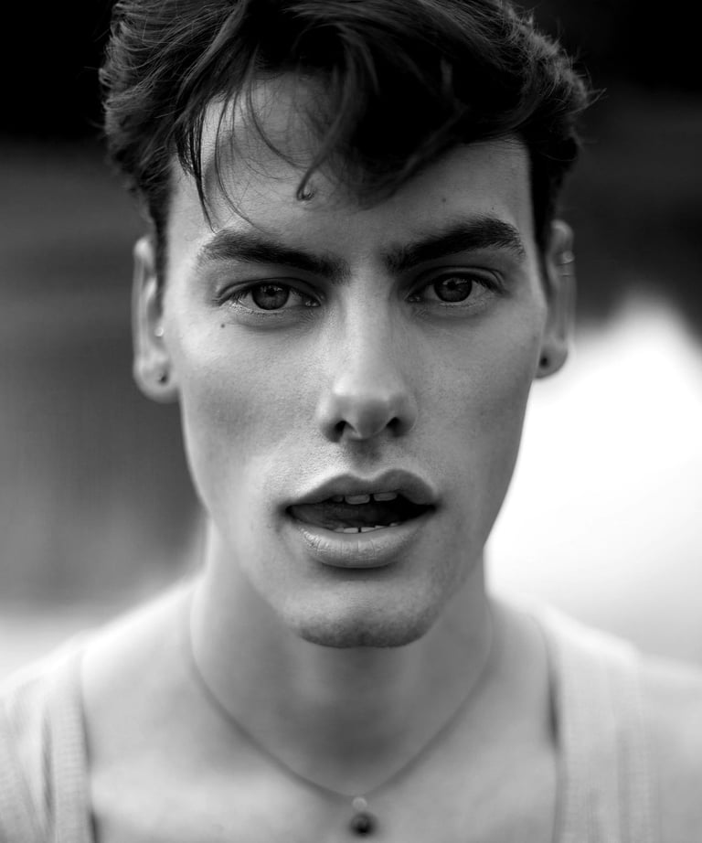 Vyrų fotografas, asmeninės, darbinės fotosesijos studijoje, verslo portretai, model test, kataloginės nuotraukos