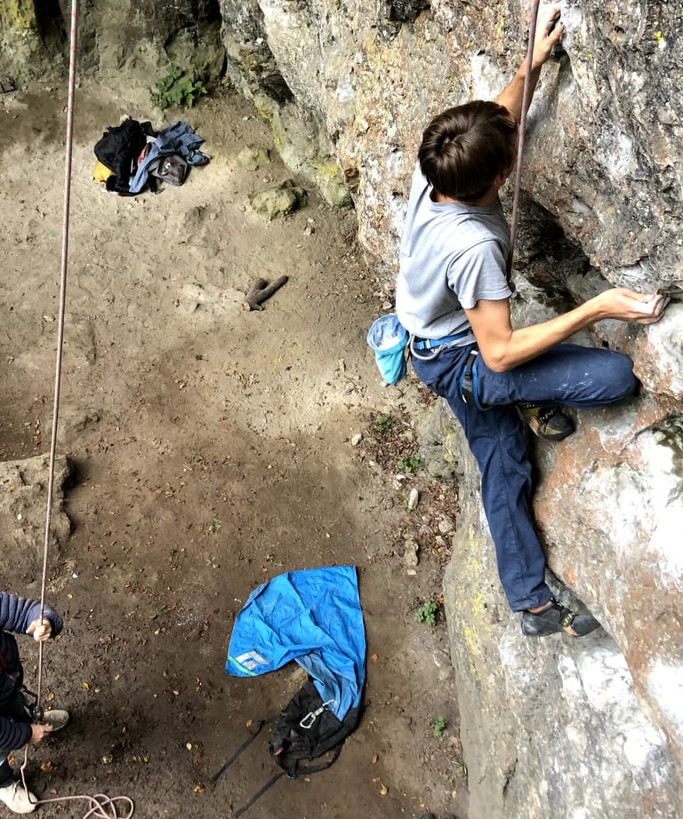 Ole beim Seilklettern am Fels.