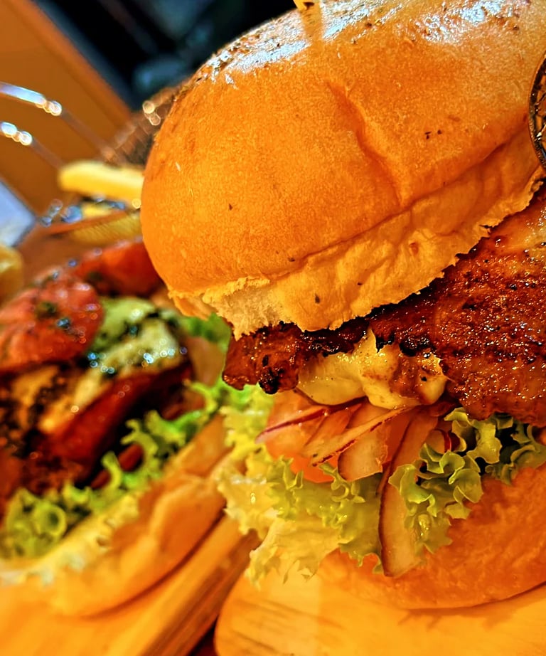 Hamburguesa con Carne asada al Carbón en el Restaurante Del Toro Parrilla en Armenia Quindío