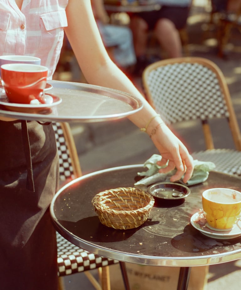 La serveuse de la place Martin Nadaud - Paris 20e
