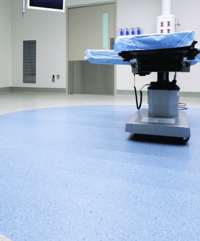 Una imagen de una sala de hospital con piso anti-estático