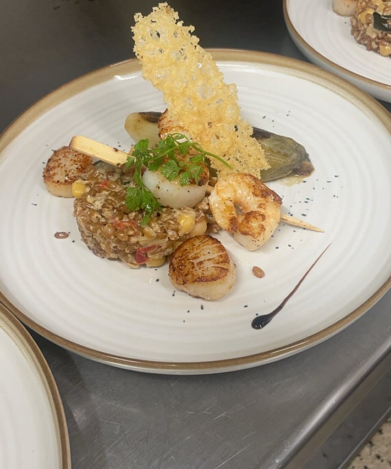 plat à base de crevettes et d'un accompagnement dans une assiette