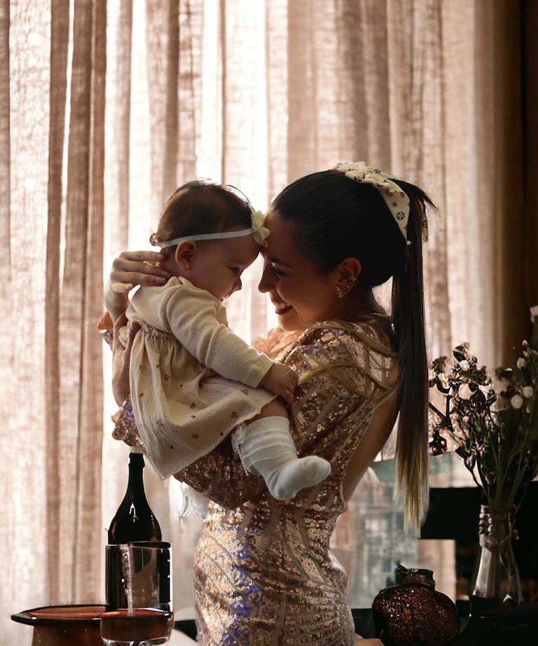 Mamá sosteniendo a su bebé en brazos durante sesión en Bogotá — fotografía TheLens.