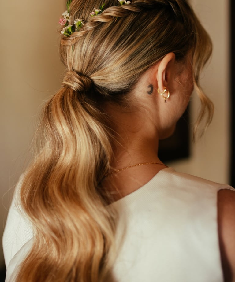 Beautiful natural ponytail for a bride with blonde hair