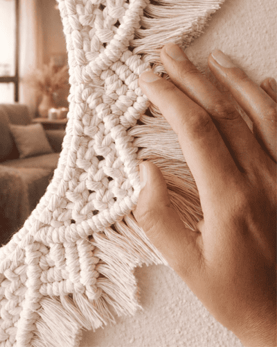 Decoración artesanal en macramé hecha a mano por Kaalm MX