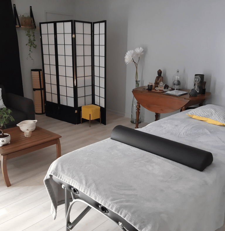 intérieur du salon bretizen avec la table de massage