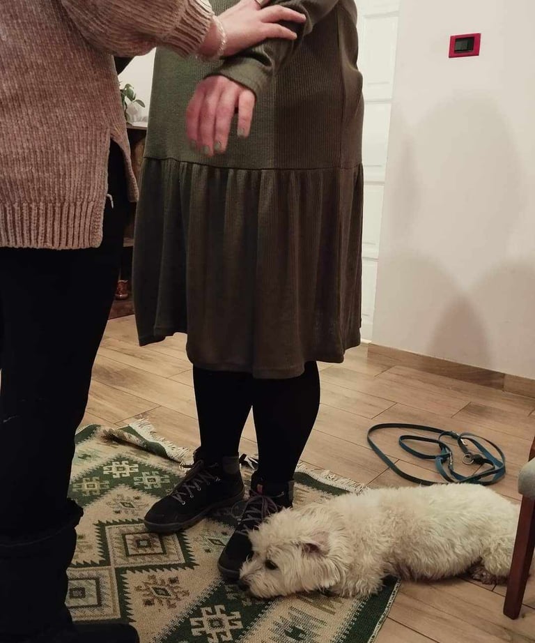 Kobieta wykonuje test mięśniowy drugiej kobiecie