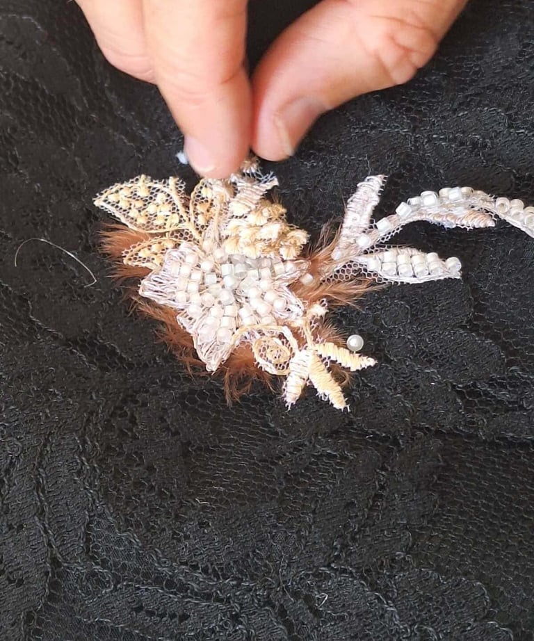 Le geste du créateur en train de rechercher l'harmonie parfaite dans sa personnalisation de robe - P