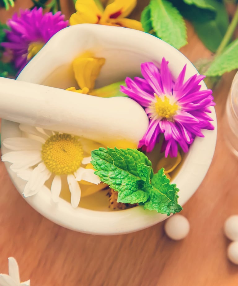 vijzel met bloem en homeopathische korrels