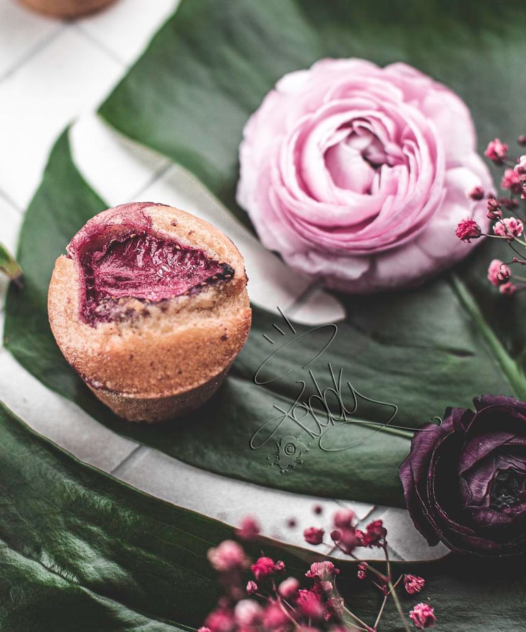 un muffin avec une fleur sur une table