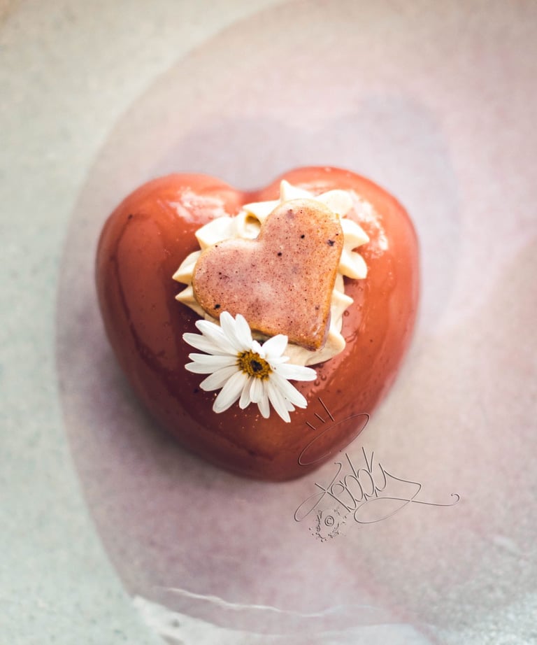un gâteau en forme de coeur avec une fleur dessus
