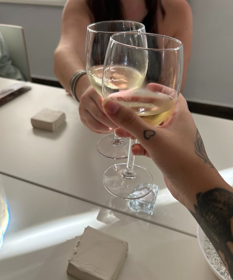 "Ambiente relajado con copas de vino y velas en Ethereal."