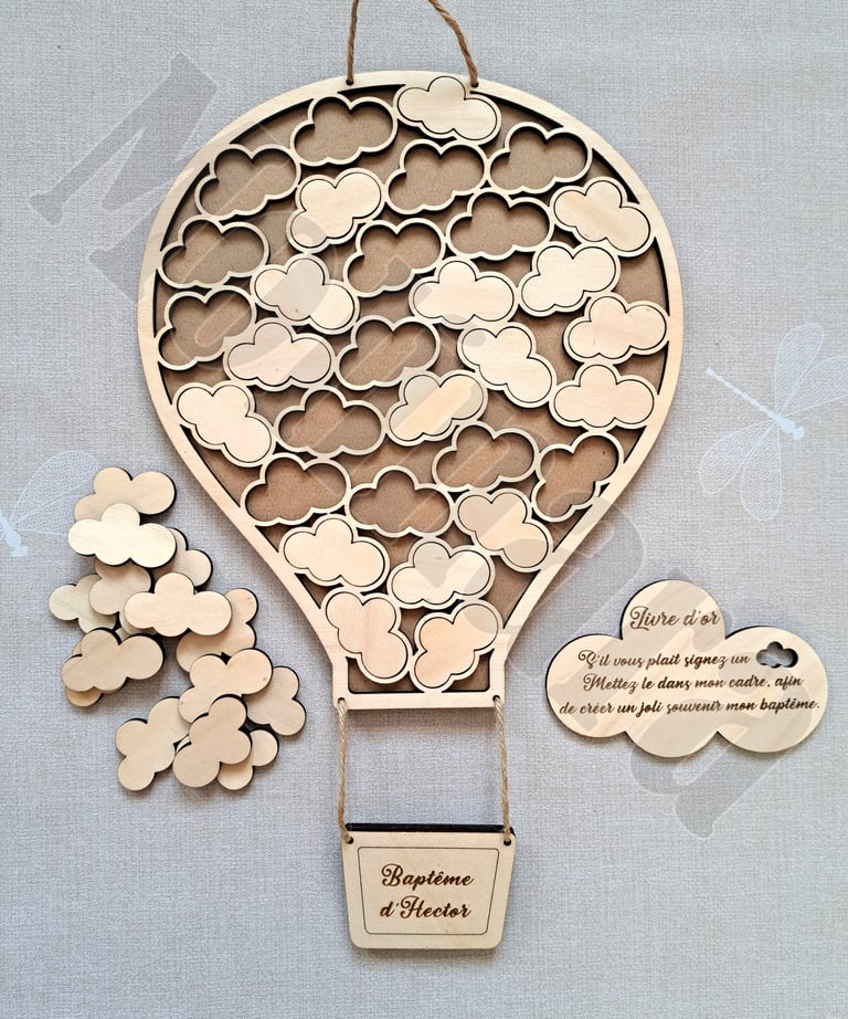 un livre d'or en bois en forme de montgolfière comme un puzzle avec des nuages