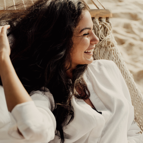 femme avec sa vie épanouie, libère son pouvoir intérieur, ressens du bien-être