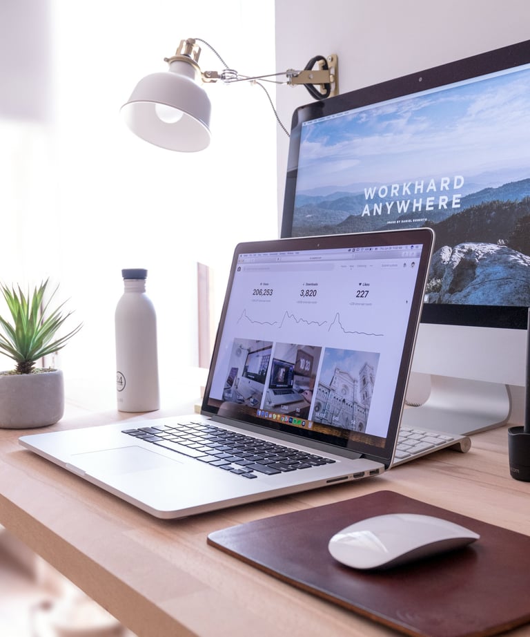 Escritorio moderno con computadora