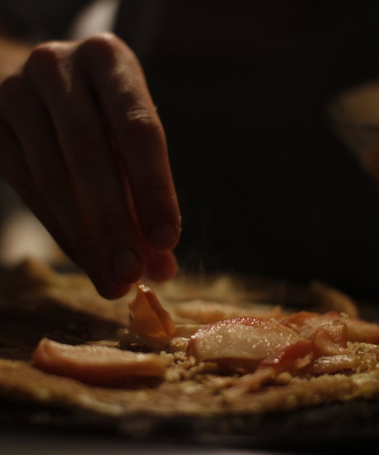 Gros plan sur la préparation d'une crêpe