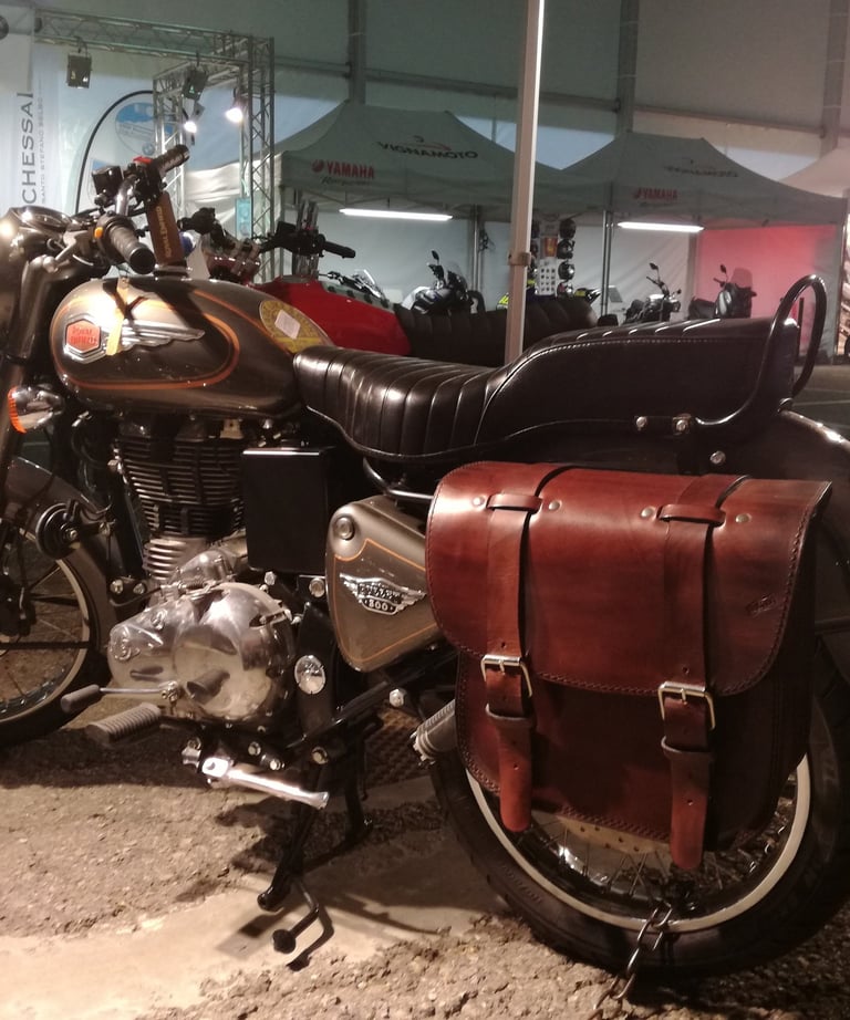 Borsa in cuoio marrone montata su moto Royal Enfil, creata da MaxCuoio