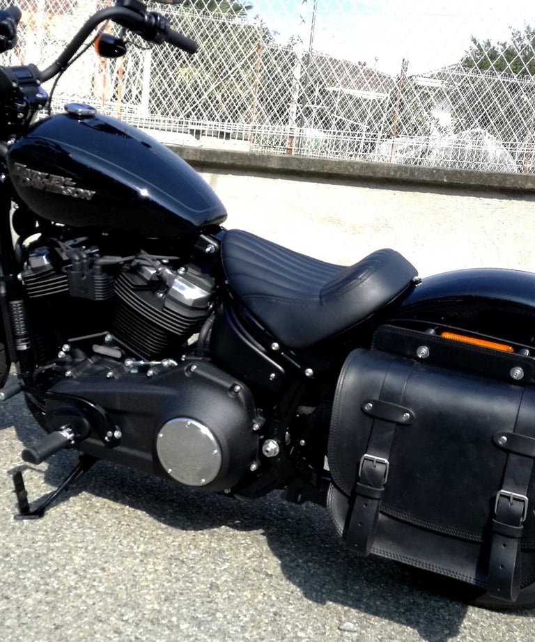 Borsa per moto in cuoio nero MaxCuoio agganciata al lato di una moto