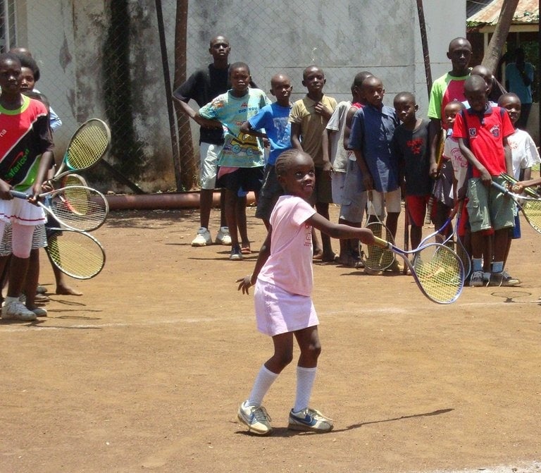 NIña del Sahara jugando con el material  de la escuela de tenis para niñosPanda tenis