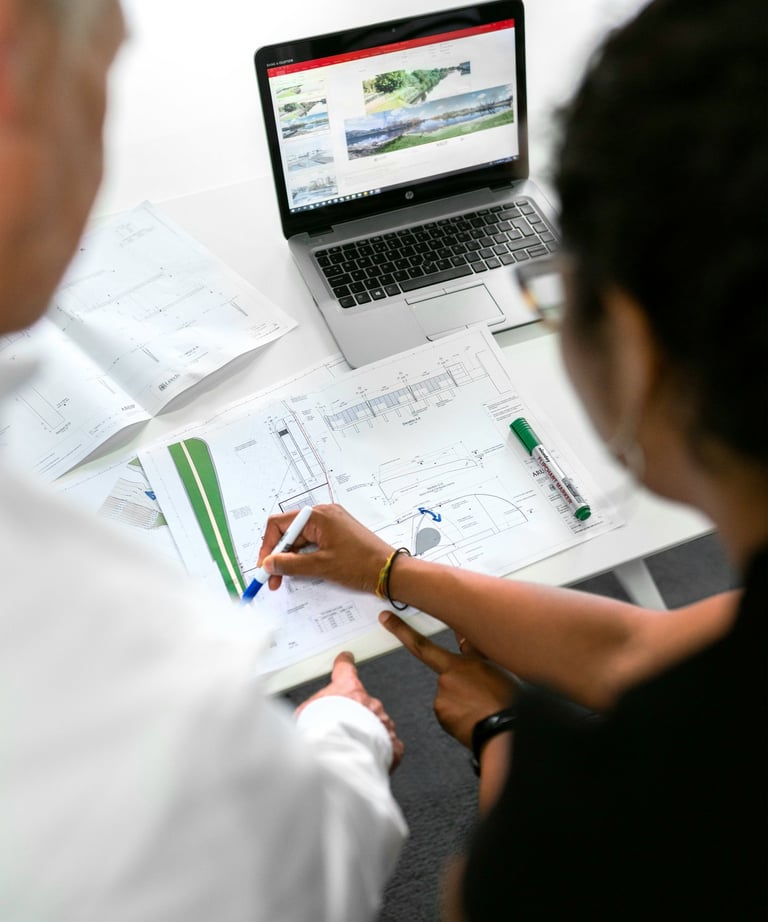 Equipe da VECapital reunida em ambiente corporativo discutindo estratégias de avaliação