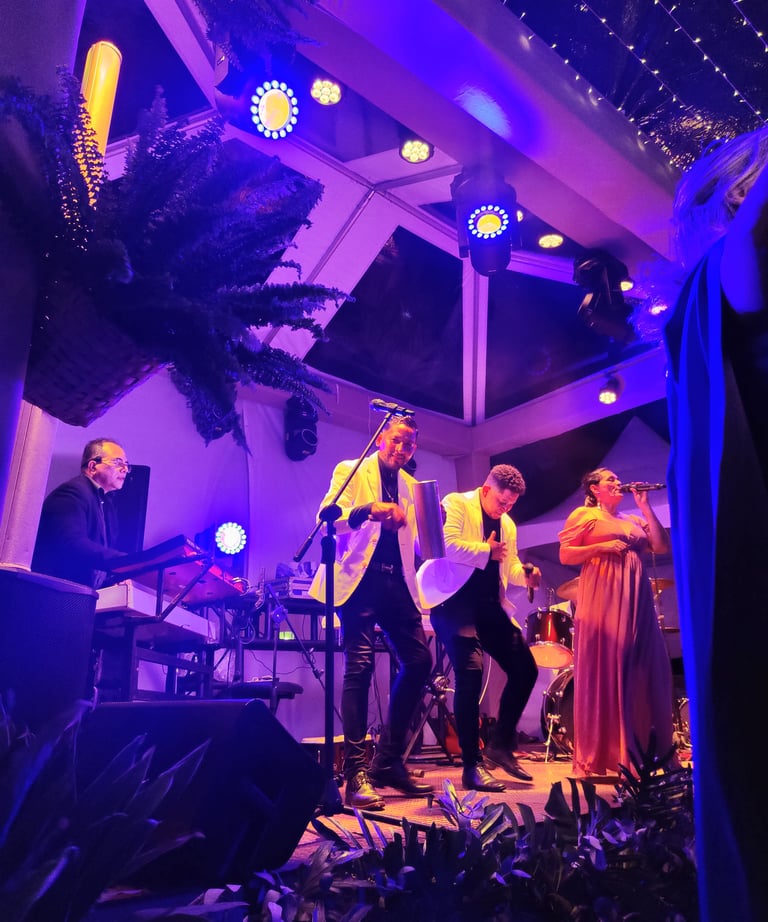 grupo de musica bailable amenizando una fiesta en hacienda los molinos en boquete