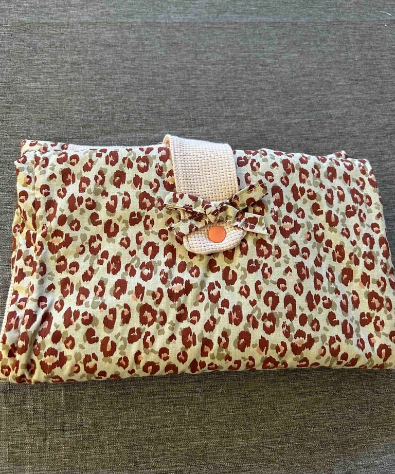 sac à langer nomade à imprimé léopard, avec une fermeture à pression