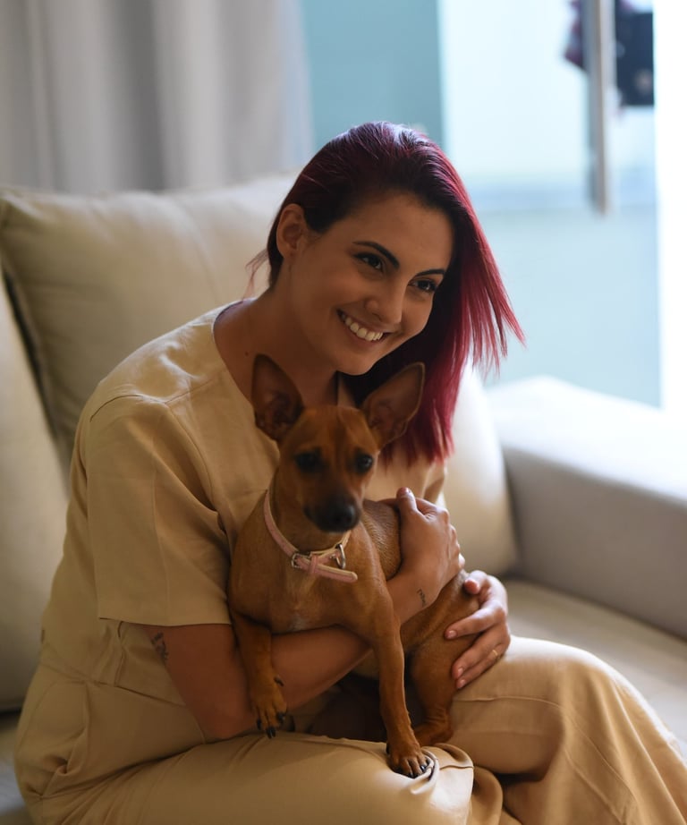 Palloma D'Andrade, Mestra em Psicologia, psicóloga e psicoterapeuta, com sua cachorrinha.