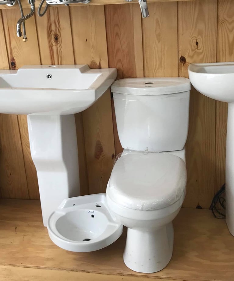 nécessaire de salle de bain pret pour installation dans les toilettes d'une entreprise de Yaoundé