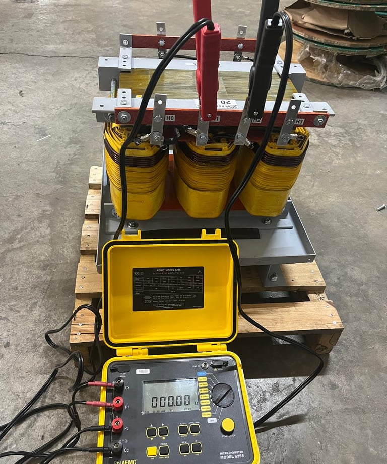 transformador trifásico en prueba de micrómetro