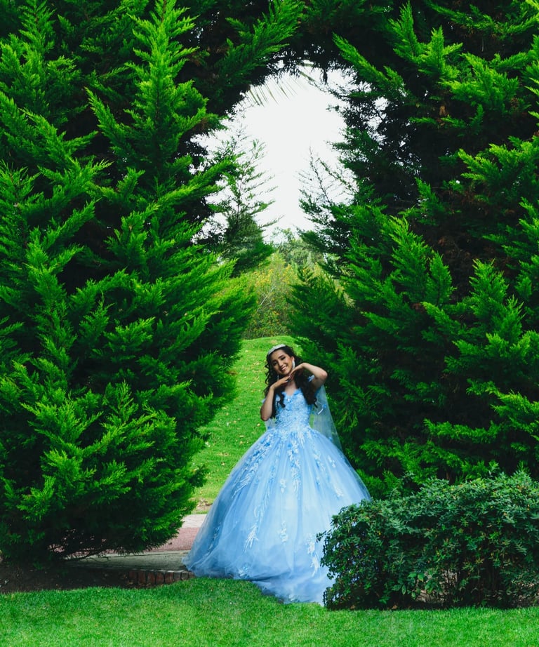 Detalle del maquillaje de quinceañera en Bogotá — TheLens.
